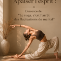 Femme méditant en pleine nature, inspirée par les enseignements du yoga pour apaiser son esprit.
