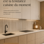Cuisine au style Japandi avec un mobilier en bois clair et des couleurs neutres.