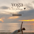 Femme pratiquant le yoga sur la plage au coucher de soleil