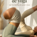 Femme pratiquant le yoga sur un tapis à la lumière du matin