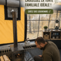 Une famille heureuse installant leur tente lors d'un camping en pleine nature.