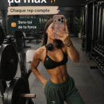 Une femme souriante faisant des exercices de fitness dans une salle de sport, illustrant une routine saine.