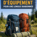 Équipement de randonnée prêt pour une aventure en plein air, incluant un sac à dos, des bottes et une bouteille d'eau.