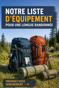 Équipement de randonnée prêt pour une aventure en plein air, incluant un sac à dos, des bottes et une bouteille d'eau.