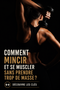 Femme musclée et tonique pratiquant un exercice de gym à domicile