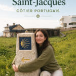 Paysage magnifique du chemin côtier de Santiago au Portugal avec des vagues.