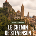 Vue panoramique sur le chemin de Stevenson avec de verdoyantes collines.