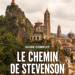 Vue panoramique sur le chemin de Stevenson avec de verdoyantes collines.