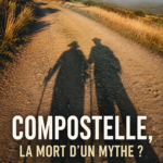 Pèlerins marchant sur le chemin de Compostelle, entourés de paysages verdoyants