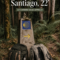 Une randonneuse sur le Camiño de Santiago, avec des paysages verdoyants en arrière-plan.