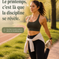 Femme courant dans un parc au printemps entourée de fleurs