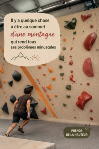 Une woman en haut d'une montagne, profitant de la vue pour soulager ses préoccupations.