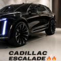 Cadillac Escalade en pleine nature, symbolisant luxe et performance.