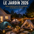 Camping dans un jardin avec des tentes et des lumières douces dans la nuit.