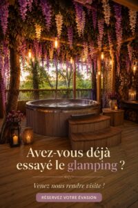 Une tente de glamping élégante en pleine nature avec des lumières d'ambiance et des meubles confortables.