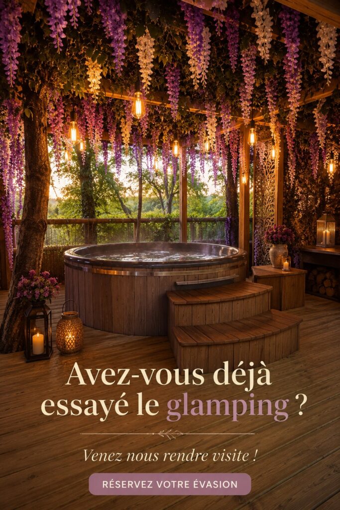 Une tente de glamping élégante en pleine nature avec des lumières d'ambiance et des meubles confortables.