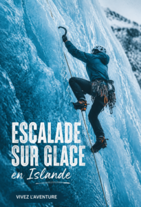 Escalade sur glace en Islande avec un paysage glacé impressionnant en arrière-plan.