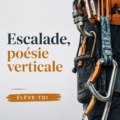 Femme grimpant sur une paroi lors d'une séance d'escalade en salle.