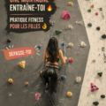 Femme grimpant sur une falaise, découvrant l'escalade en plein air.