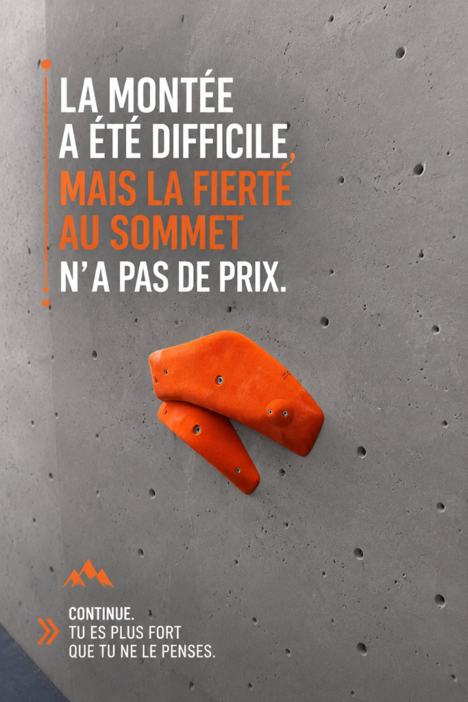 Femme souriante au sommet d'une montagne, elle ressente la satisfaction d'une ascension réussie.