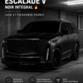 Un SUV noir brillant sur une route en pleine nature, évoquant luxe et aventure.