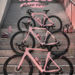 Un vélo rose élégant sur une route de campagne, parfait pour le cyclisme féminin.