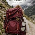 Couple en pleine nature célébrant leur elopement sous un ciel bleu en montagne