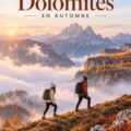 Panorama des Dolomites en automne avec des arbres aux couleurs dorées.