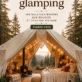 Configuration de camping boho chic avec des lumières tamisées et des éléments vintage sous un ciel étoilé.