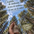 Femme posant en randonnée au milieu des montagnes et de la nature verdoyante