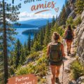 Groupe d'amies en pleine randonnée sur un sentier verdoyant, riant et partageant un moment convivial.
