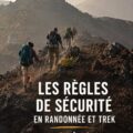 Femme randonneuse en pleine nature, se préparant pour une sortie sécurisée.
