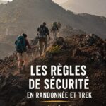 Femme randonneuse en pleine nature, se préparant pour une sortie sécurisée.