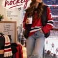 Femme en tenue sport chic prête pour un match de hockey aux couleurs de son équipe.
