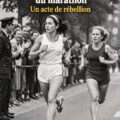 Deux femmes courant sur une route avec le numéro du marathon de Boston en fond, symbolisant l'histoire du marathon.