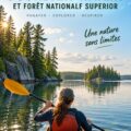 Deux femmes en kayak sur un lac des Boundary Waters entourées de forêt