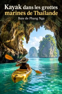 Femme en kayak explorant une grotte marine à Phang Nga, en Thaïlande.