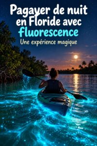 Groupe de femmes en kayak lumineux naviguant sur une rivière nocturne en Floride
