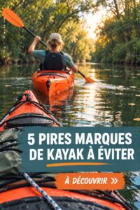 Un kayak sur une rivière entourée de verdure, indiquant un environnement d'extérieur idéal pour les femmes qui pratiquent le kayak.